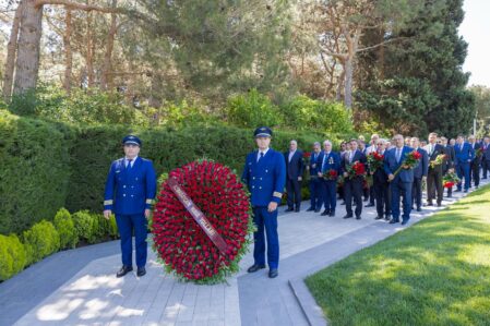 AZAL kollektivi Fəxri xiyabanı ziyarət etdi – FOTOLAR