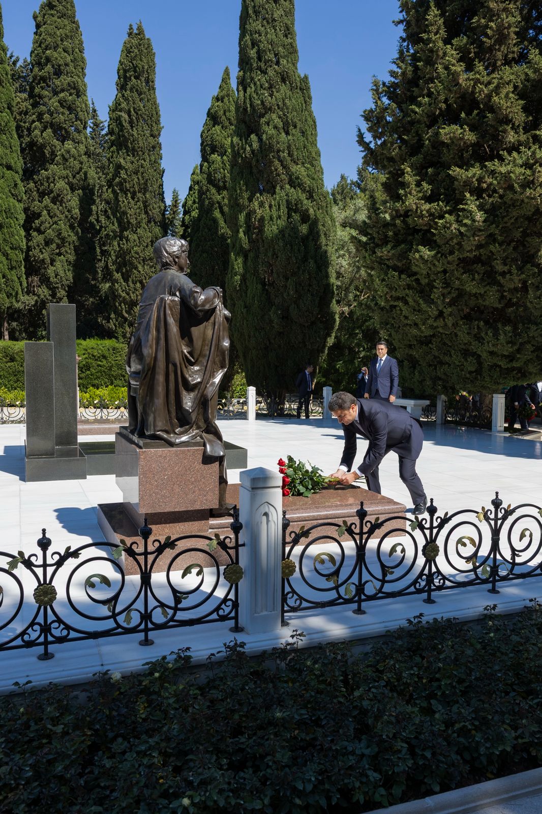 AZAL kollektivi Fəxri xiyabanı ziyarət etdi - FOTOLAR 4 WhatsApp Image 2026 06 02 at 12.47.02