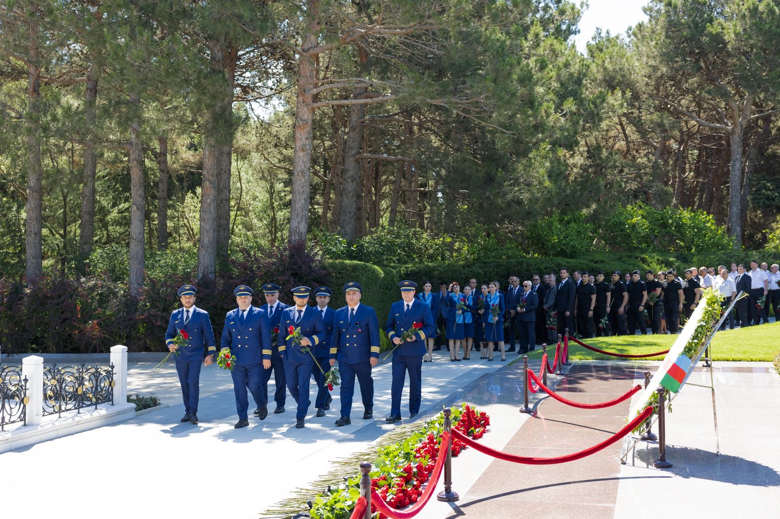 AZAL kollektivi Fəxri xiyabanı ziyarət etdi - FOTOLAR 5 WhatsApp Image 2026 06 02 at 12.47.03