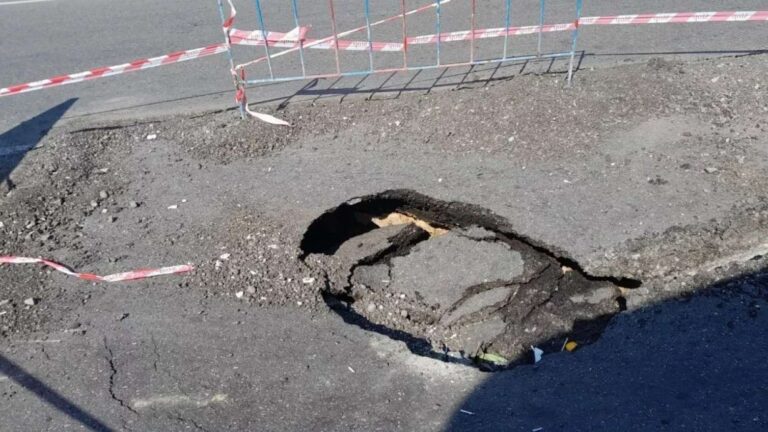 Bakının mərkəzində yol çökdü: iri çuxur yarandı - FOTO