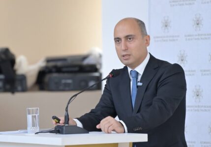 emin emrullayev isteyirik ki muellimler sade metnlerin arxasinda gizlenmesinler 900x627 1