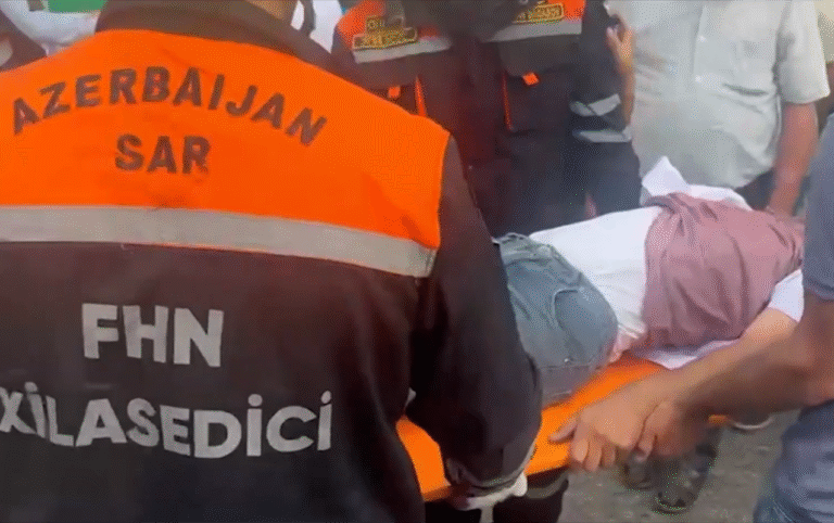 Bakıda qəza: vətəndaş belə xilas edildi - VİDEO
