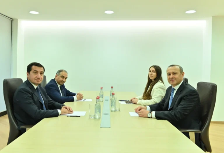 Hikmət Hacıyev Ermənistanda Qriqoryanla görüşdü