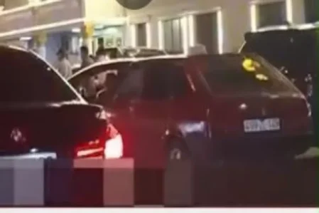 Şadlıq evinin qarşısında insident: polis 5 nəfəri saxladı – FOTOLAR