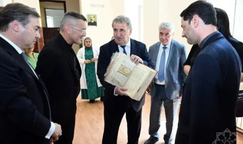 Akademikin mübahisə doğuran addımı: “Öpmək yolverilməzdir, əlcək də olmaz, lakin…”