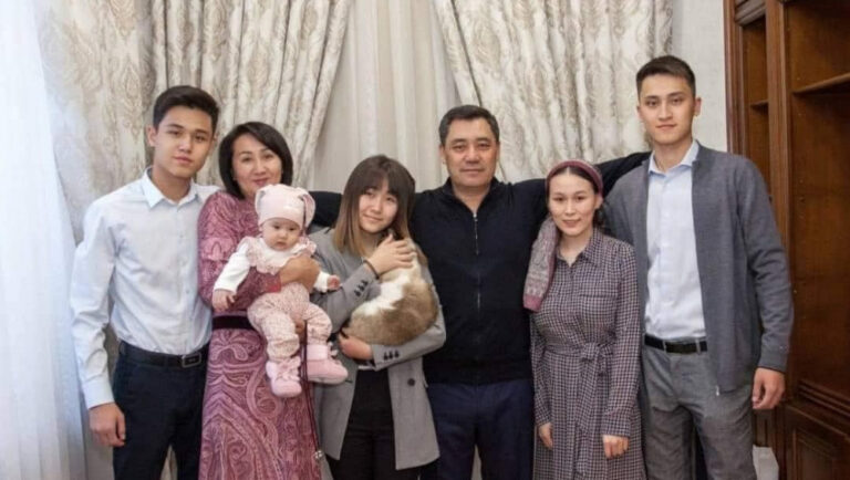 Japarov nəvələrinə smartfonu qadağan etdi
