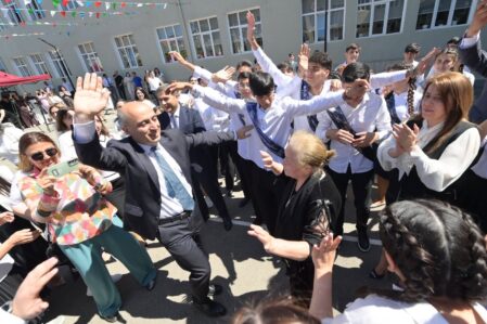 “Son zəng”dəki mahnılar… – Nazirdən maraqlı reaksiya