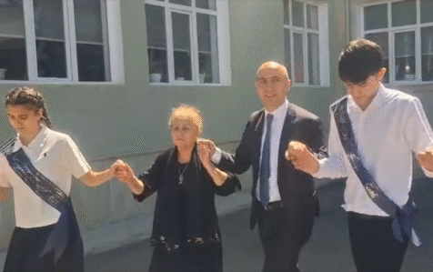 Nazir məzunlarla “Yallı” oynadı – VİDEO
