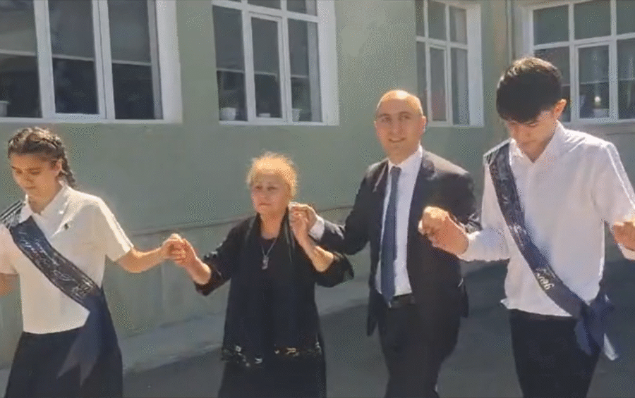Nazir məzunlarla “Yallı” oynadı – VİDEO
