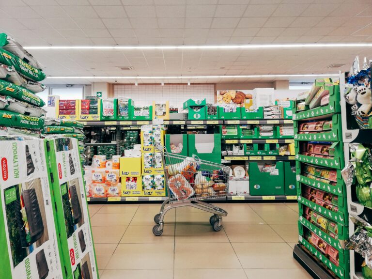 Bu marketdə istehlaka yararsız məhsullar aşkarlandı