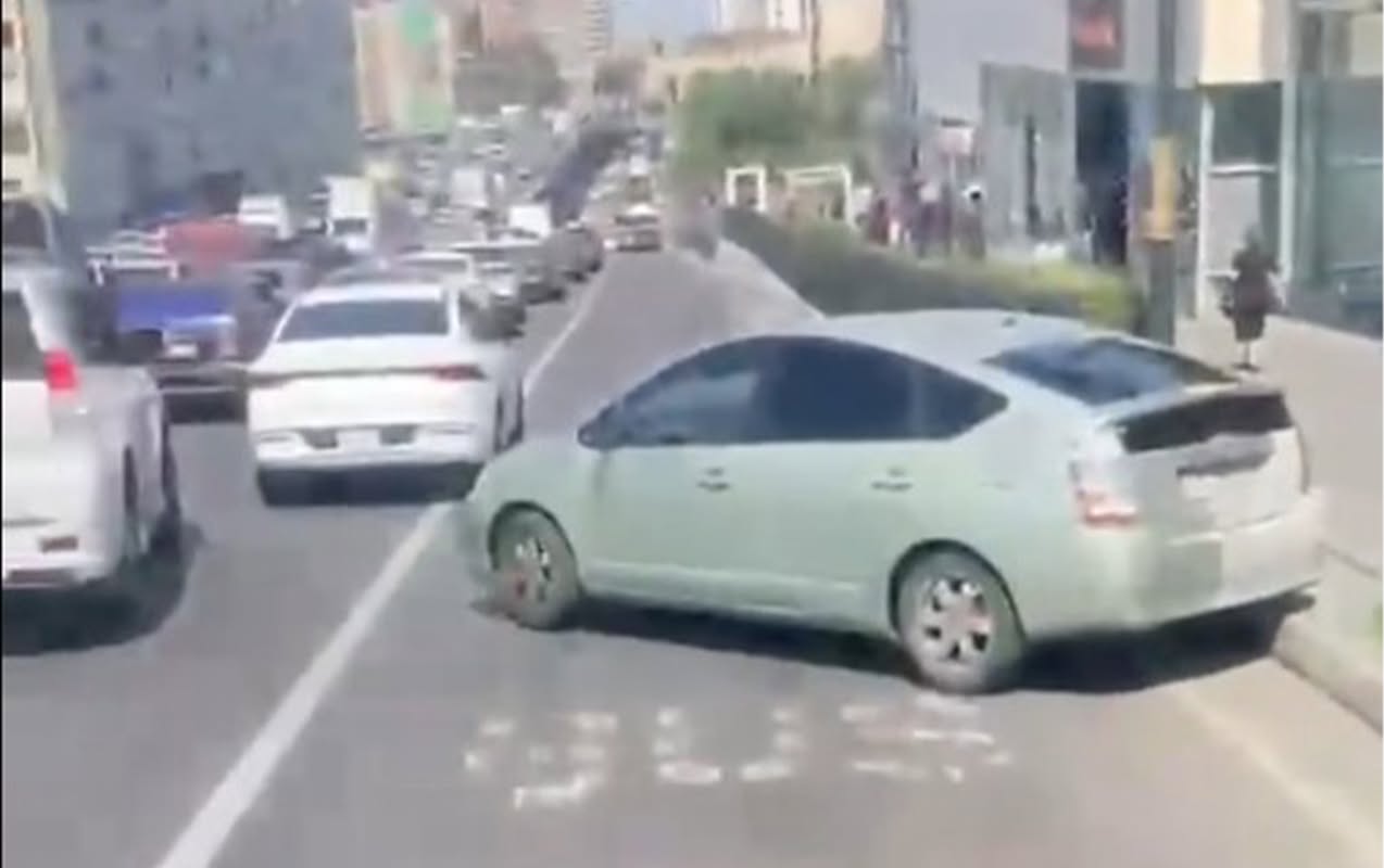 Maşını avtobus zolağında saxlamışdı, cəzalandırıldı - VİDEO 1 prsy