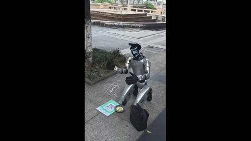 Robot küçələrdə pul “dilənir” – VİDEO