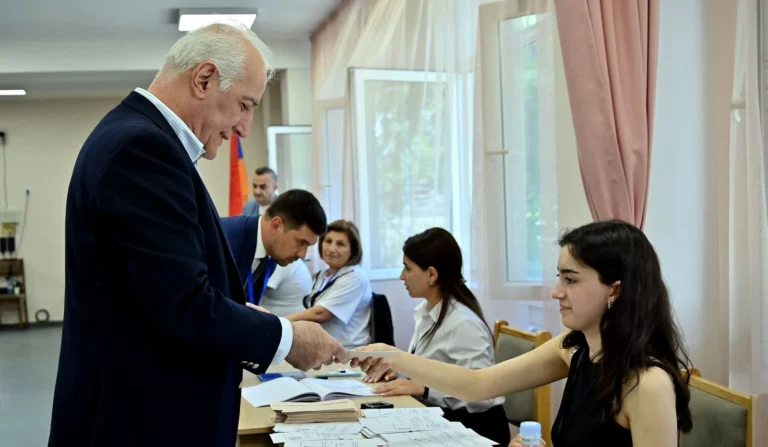 Ermənistanda seçki: Xaçaturyan səs verdi