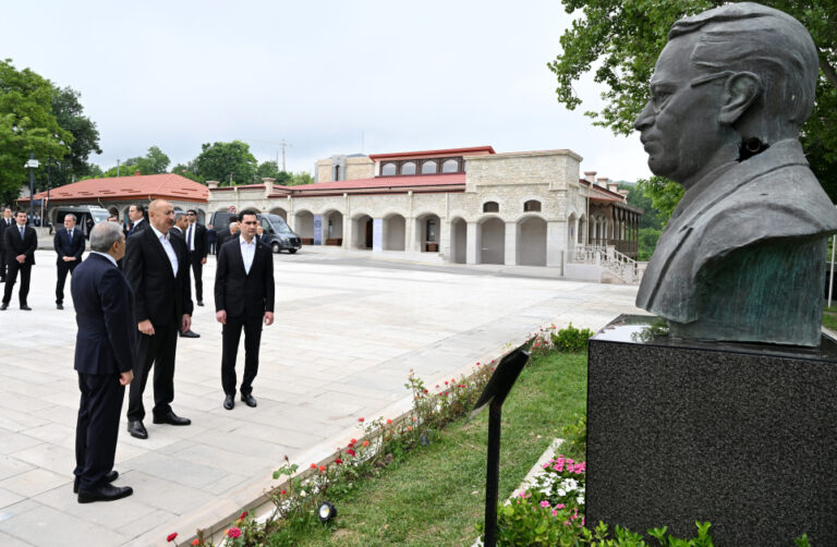Prezidentlər Şuşada güllələnmiş büstlərə baxdılar - FOTOLAR