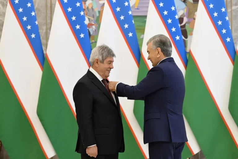 Mirziyoyev azərbaycanlı səfiri təltif etdi - FOTOLAR