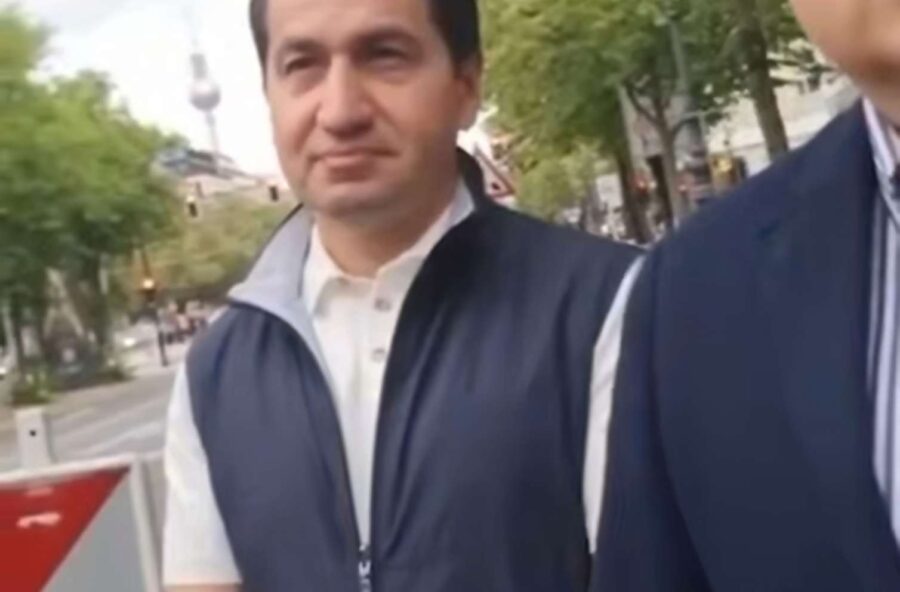 Hikmət Hacıyev və Ceyhun Bayramovdan təxribatçı suallar verən blogerə CAVAB – VİDEO