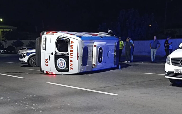 Təcili tibbi yardım maşını aşdı: 4 nəfər yaralandı - Foto