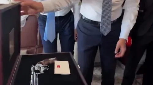 4ae90b14 slovakya cumhurbaskani pellegriniden gumusay pozu erdoganin hediye ettigi yerli silahi basina tanitti