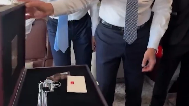 4ae90b14 slovakya cumhurbaskani pellegriniden gumusay pozu erdoganin hediye ettigi yerli silahi basina tanitti