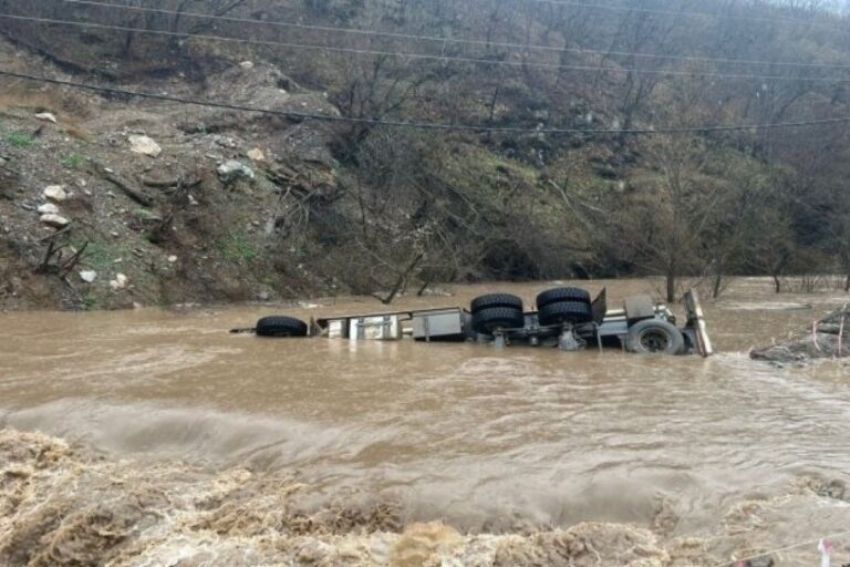 Yük maşını çaya aşdı: ölən şəxs sərhədçi imiş — YENİLƏNİB