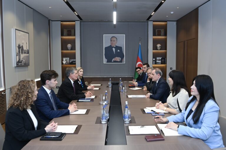 Ceyhun Bayramov ABŞ Senatının Xarici Əlaqələr Komitəsinin üzvü ilə görüşdü