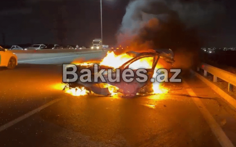 Bakıda avtomobil iki yerə bölündü – VİDEO