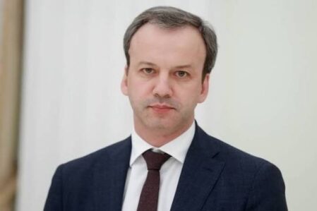 Adı sanksiyalar siyahısına salındı, istefa verdi