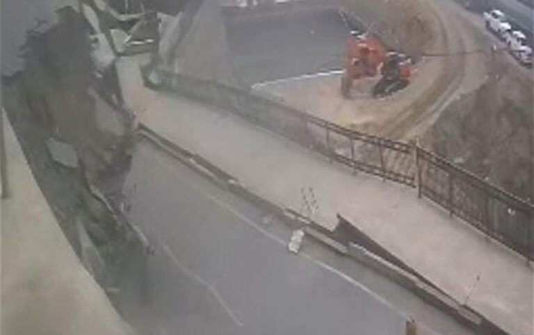 Türkiyədə yataqxananın uçan divarı yolu çökdürdü - VİDEO