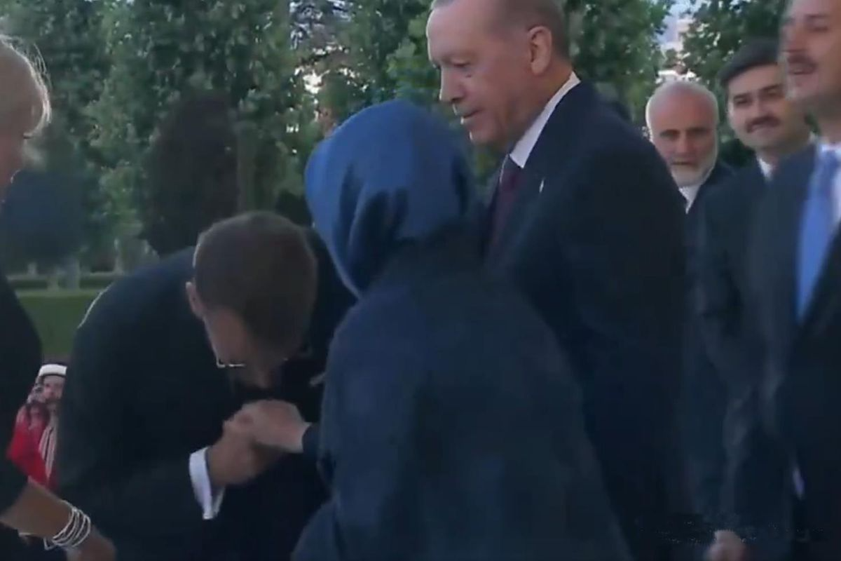 imageye imgi 48 fransa cumhurbaskani macron emine erdoganin elini b14097a791 amp