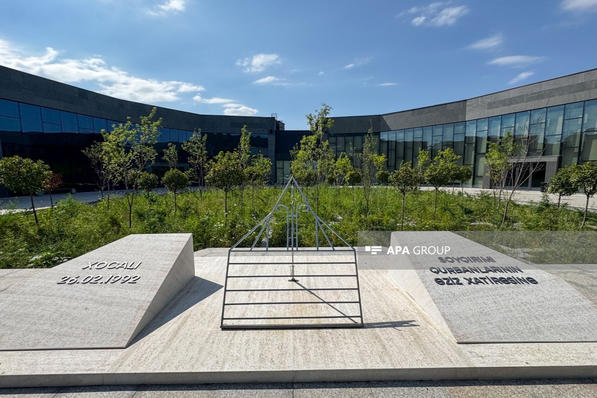 Forum iştirakçıları Xocalı Soyqırımı Memorialını ziyarət etdilər - FOTOLAR 3 m 9113