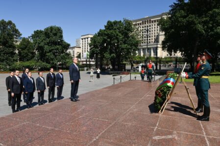 Ceyhun Bayramov “Naməlum əsgər” məzarını ziyarət etdi – FOTOLAR