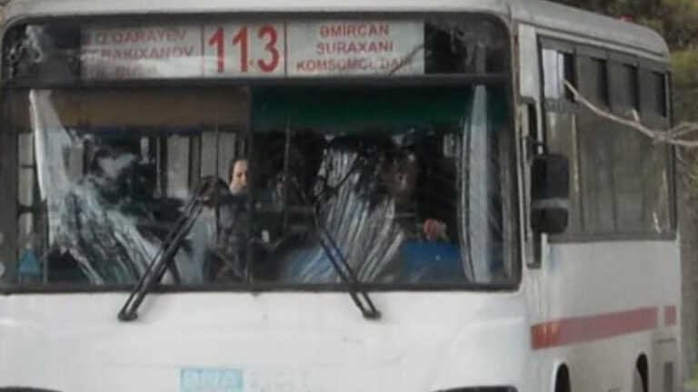Bakıda avtobus evə çırpıldı, 5 sərnişin xəsarət aldı
