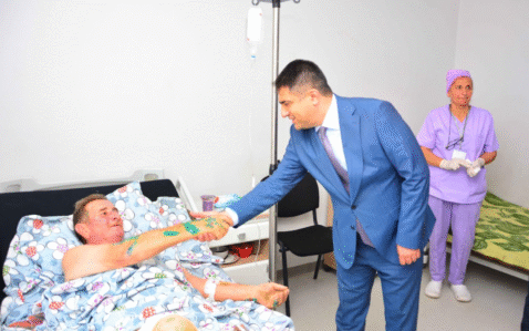 Seymur Orucov şəhid qardaşını xəstəxanada ziyarət etdi – FOTOLAR