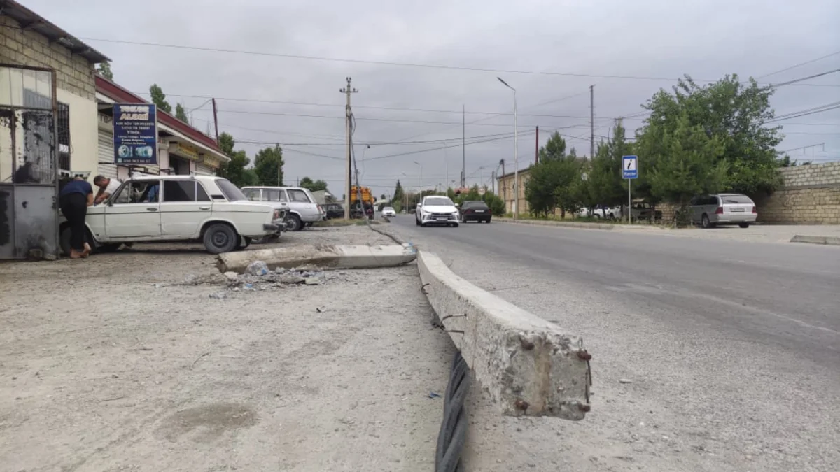 Xaçmazda yük maşını işıq dirəklərini aşırdı, bir neçə kənd işıqsız qaldı - FOTO 4