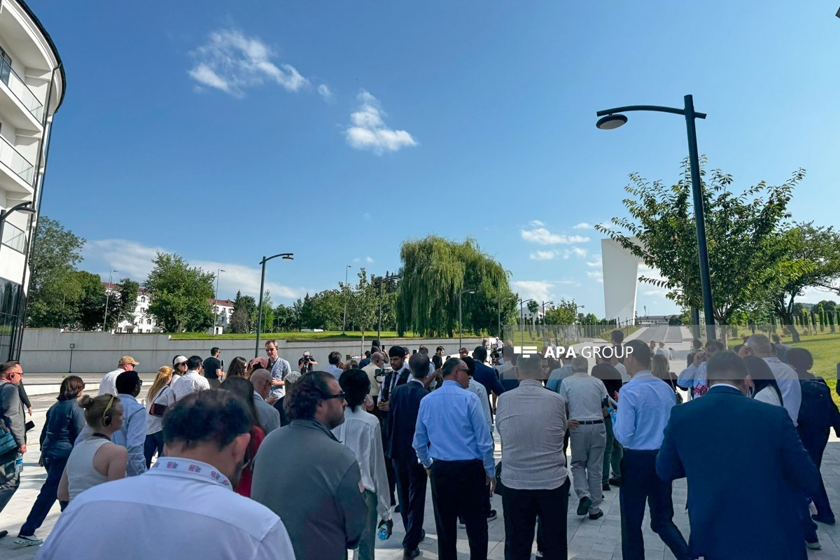 Forum iştirakçıları Xankəndidəki Zəfər parkında - FOTOLAR 2 yu 2