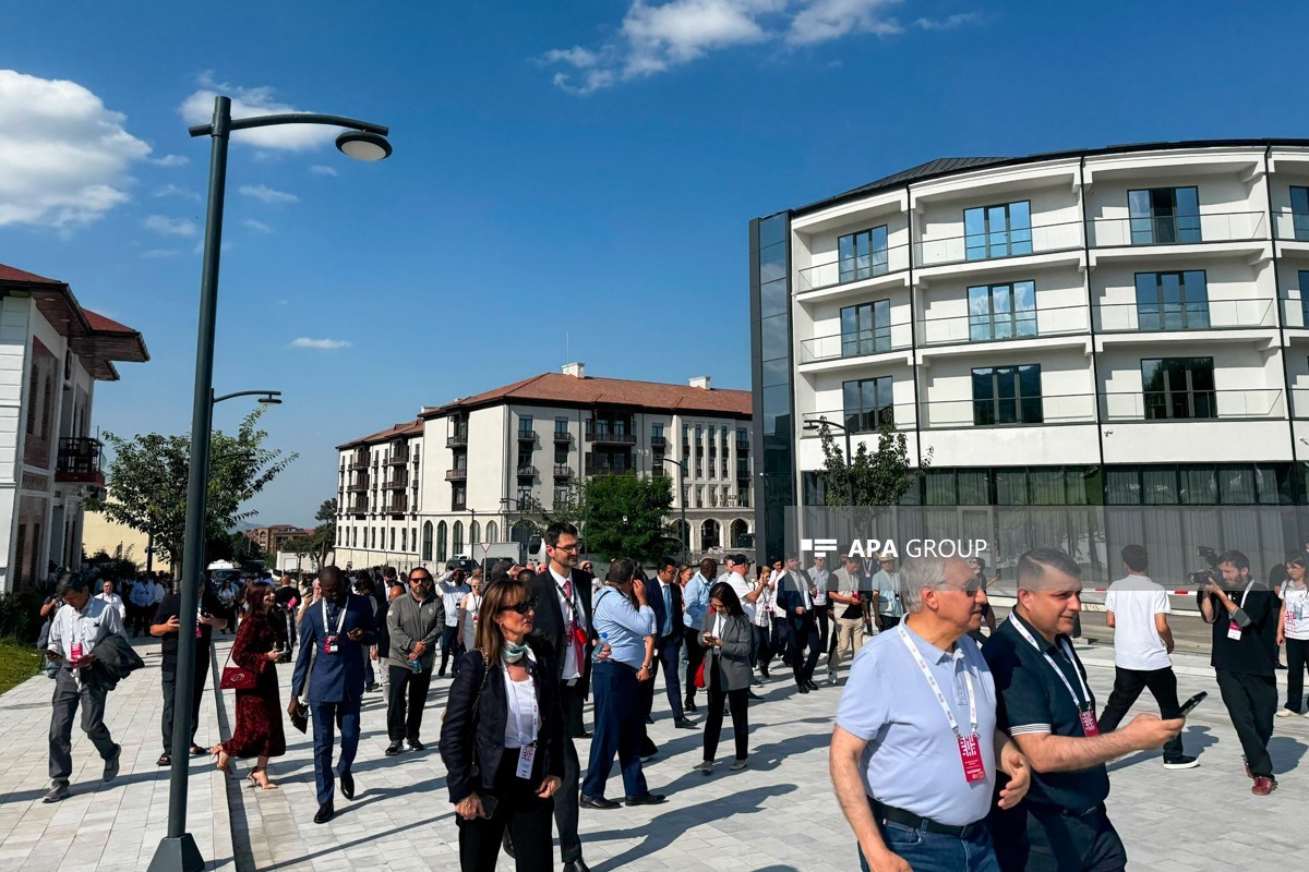 Forum iştirakçıları Xankəndidəki Zəfər parkında - FOTOLAR 3 yu 3
