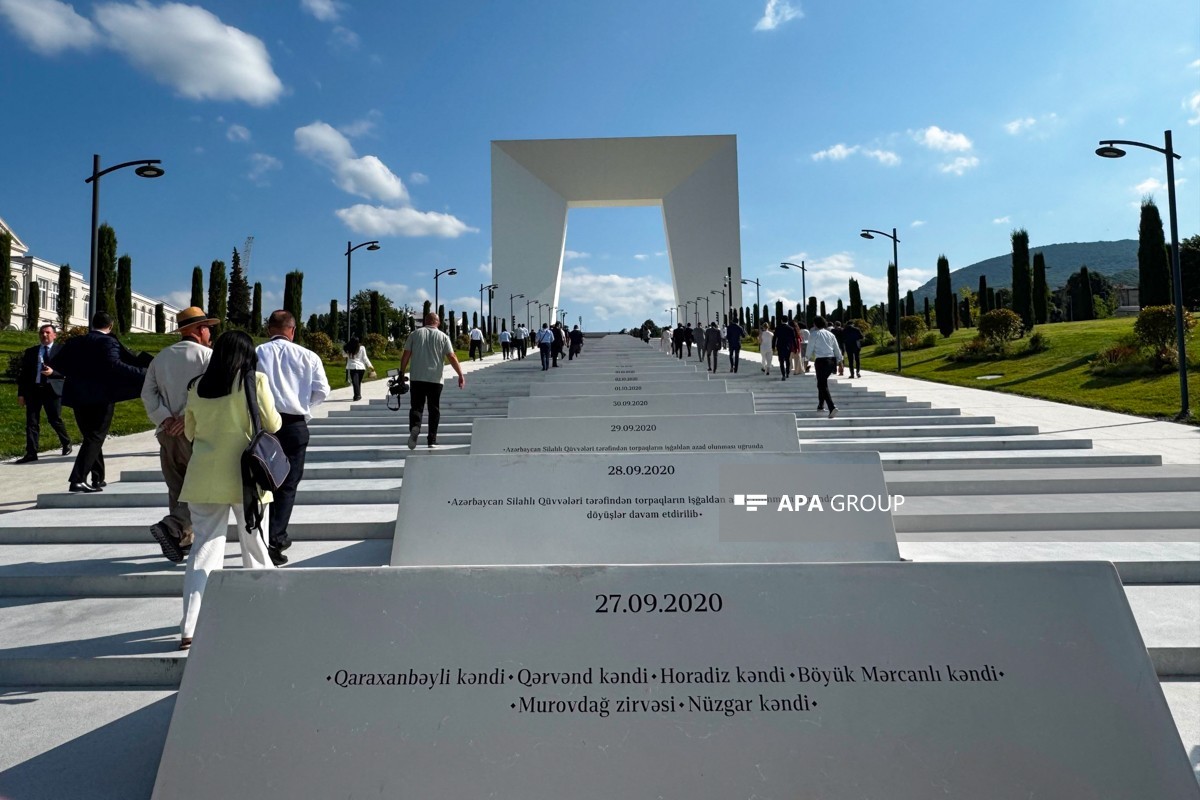 Forum iştirakçıları Xankəndidəki Zəfər parkında - FOTOLAR 4 yu 4