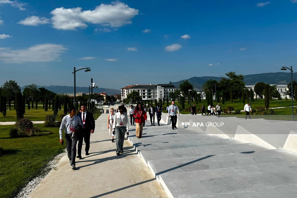 Forum iştirakçıları Xankəndidəki Zəfər parkında - FOTOLAR 5 yu 5