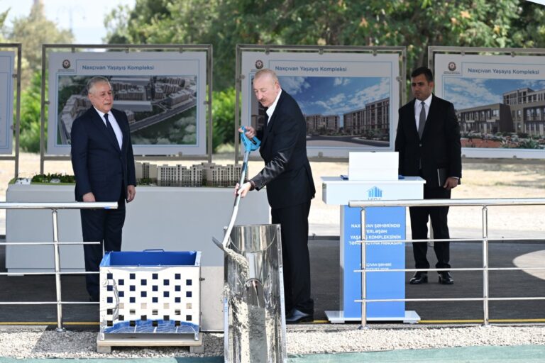 Prezident Naxçıvanda sosial evlər kompleksinin təməlini qoydu