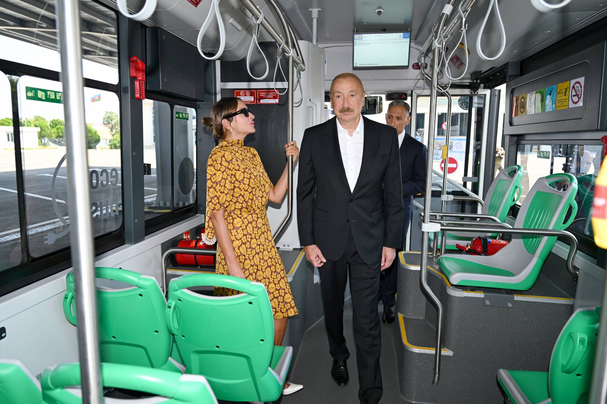 Prezident elektrik mühərrikli yeni avtobusda - FOTO 4 1786464009 462734ce23ae32248dfa51c210b3ea09 1