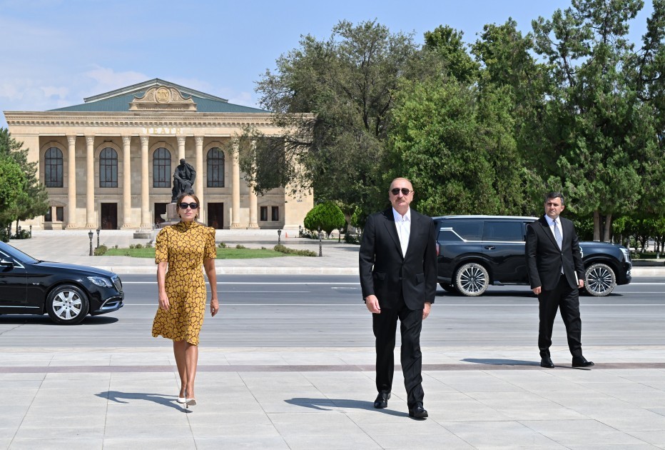 Prezident Ümummilli Lider Heydər Əliyevin Naxçıvandakı abidəsini ziyarət etdi 2 6a79ebd242f0e6a79ebd242f0f17863751226a79ebd242f0c6a79ebd242f0d 5