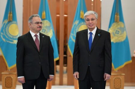 Əlimirzamin Əskərov etimadnaməsini Tokayevə təqdim etdi