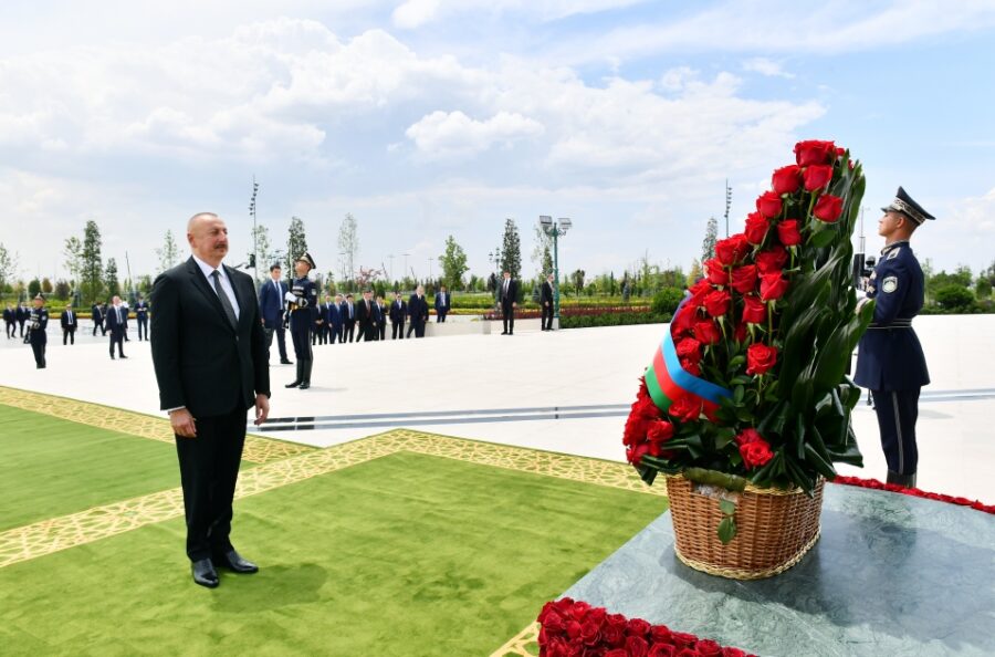 Prezident Daşkənddə Müstəqillik abidəsini ziyarət etdi - VİDEO 1 Eliyev abide