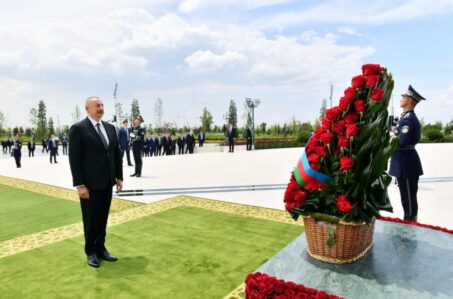 Eliyev abide 900x594 1