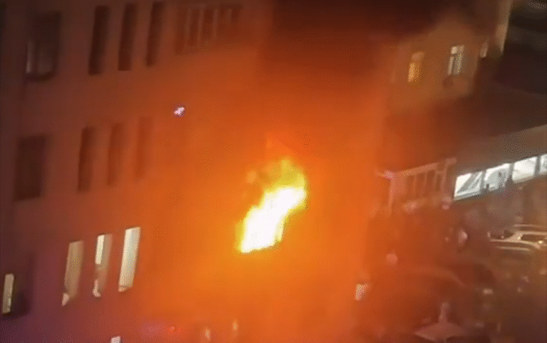 Bakıda yaşayış binasında yanğın başladı - Video