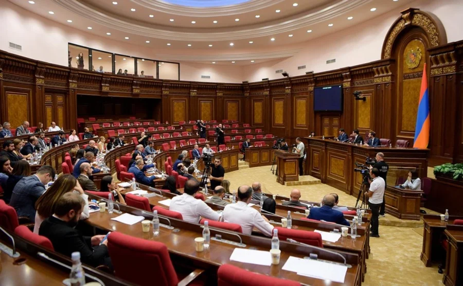 Ermənistan parlamentində ilk yaşandı, deputatlar etiraz etdi – “O, haradadır?!”