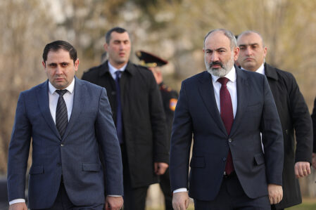 Ermənistan ordusunda xaos: Paşinyan naziri danladı – “Müharibə yoxdur, amma…”