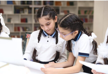 Qızların məktəbdə sırğa taxması qadağan edilir? – Rəsmi açıqlama
