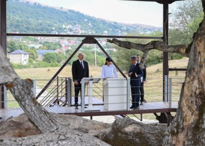 Prezident Pir Ömər Sultan ziyarətgahında konservasiya işləri ilə tanış oldu – FOTOLAR