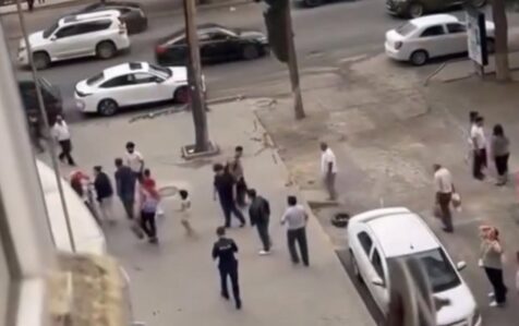 Binanın eyvanından qopan şüşə qadının başına düşdü – VİDEO